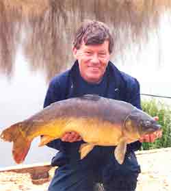 roger hurst with a 22lb mirror at Mopley Pond